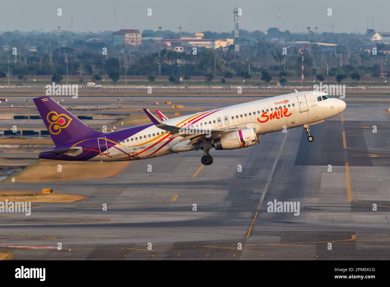 Bangkok, Thailand - 9. Februar 2023: Thai Smile Airbus A320 Flugzeug am Bangkok Suvarnabhumi Airport (BKK) in Thailand. Stockfoto