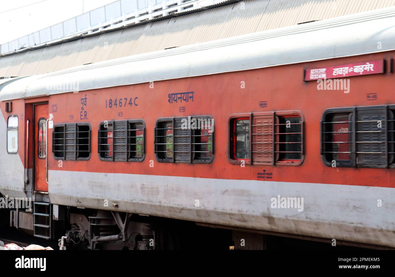 Der Zug steht an einem Bahnhof. Moderner roter indischer Zug am Bahnhof Howrah. Wunderschöner Roter Neuer Zug. Stockfoto