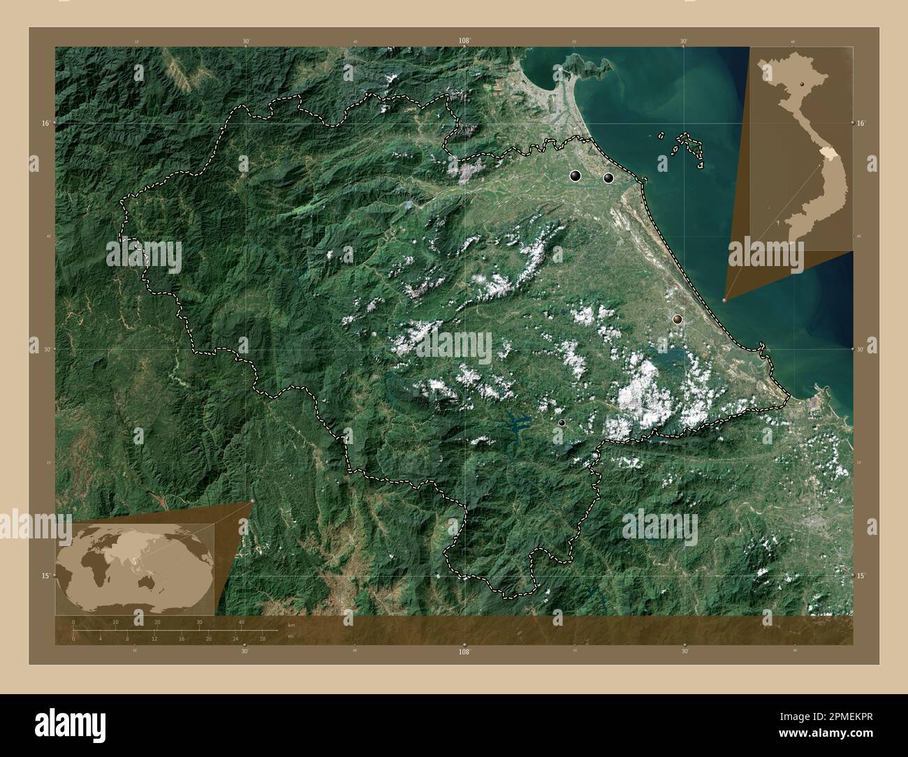 Quang Nam, Provinz Vietnam. Satellitenkarte mit niedriger Auflösung. Standorte der wichtigsten Städte der Region. Eckkarten für zusätzliche Standorte Stockfoto