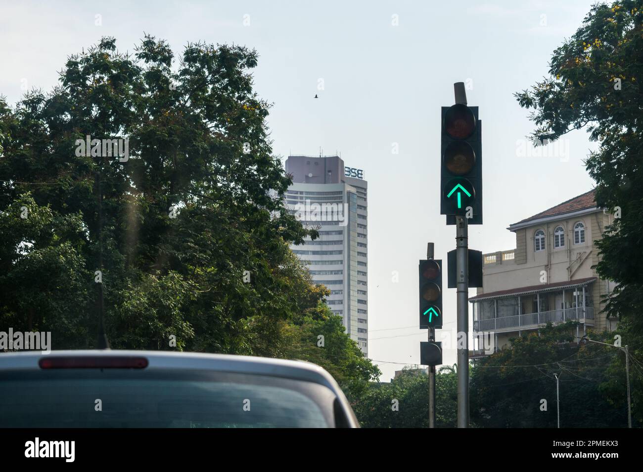 Grüne Ampel an einer Ampel mit Blick auf die Stadt in Süd-Mumbai in Indien Stockfoto