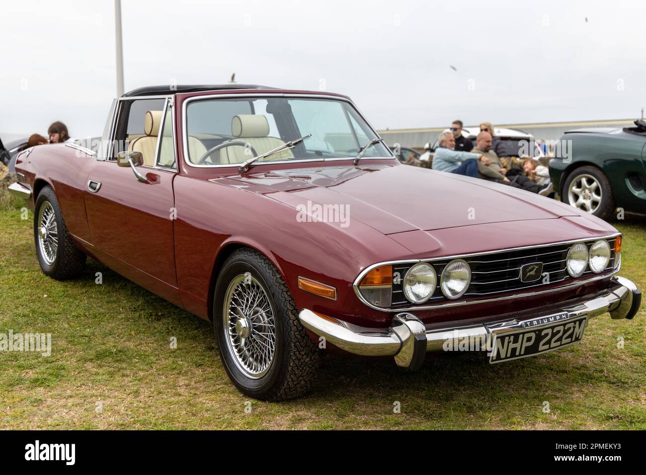 April 2023 - klassischer Triumph Stag bei der Pageant of Motoring auf den Rasenflächen im Weston super Mare im Norden von Somerset, Großbritannien. Stockfoto