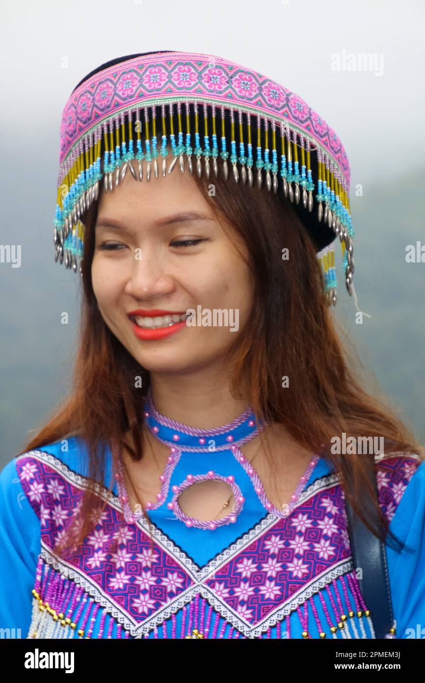 Vietnam, Bac Ha Markt, Blumenfrauen Hmong in traditionellen Kleidern die Hmong sind eine indigene Gruppe in Ost- und Südostasien. In China die HMO Stockfoto