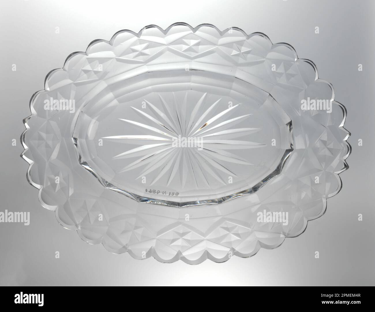 Gericht (Irland); Glas; 2,4 x 29,8 x 22,4 cm (15/16 x 11 3/4 x 8 13/16 Zoll); Bequest von Walter Phelps Warren; 1986-61-188 Stockfoto