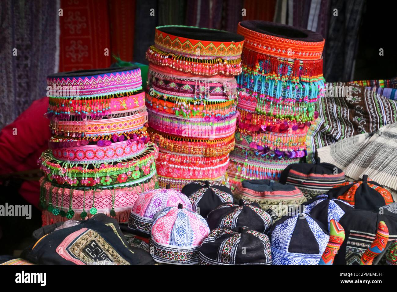 Vietnam, Bac Ha Markt, Blumenfrauen Hmong in traditionellen Kleidern die Hmong sind eine indigene Gruppe in Ost- und Südostasien. In China die HMO Stockfoto
