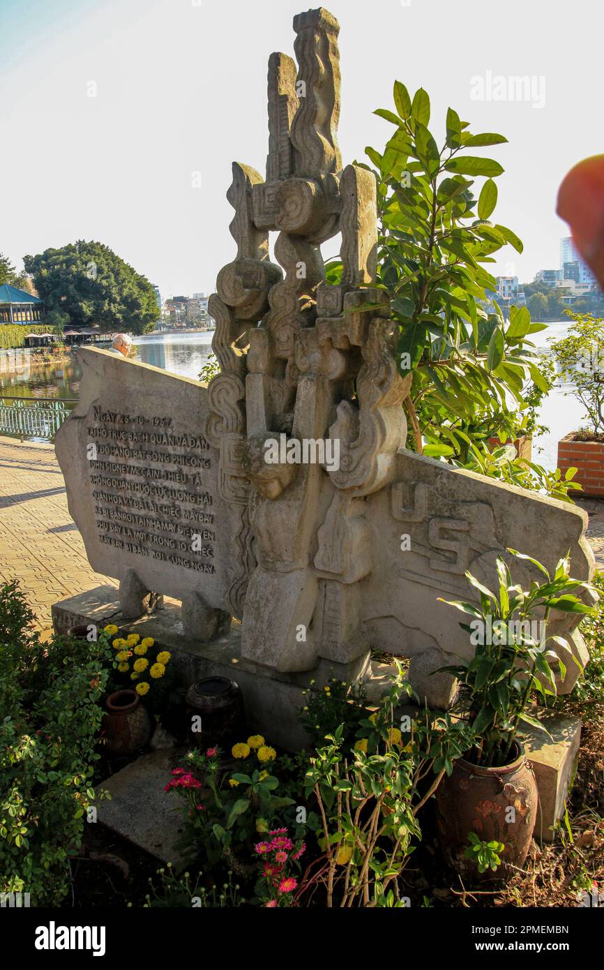 John McCain Monument am Truc Bach Lake, Hanoi, Vietnam Stockfoto