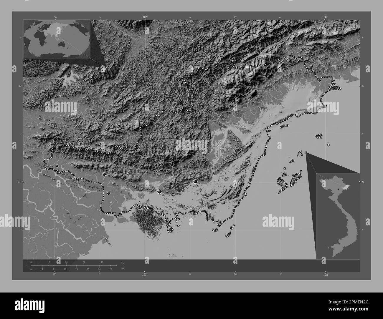 Quang Ninh, Provinz Vietnam. Bilevel-Höhenkarte mit Seen und Flüssen. Standorte der wichtigsten Städte der Region. Eckkarten für zusätzliche Standorte Stockfoto