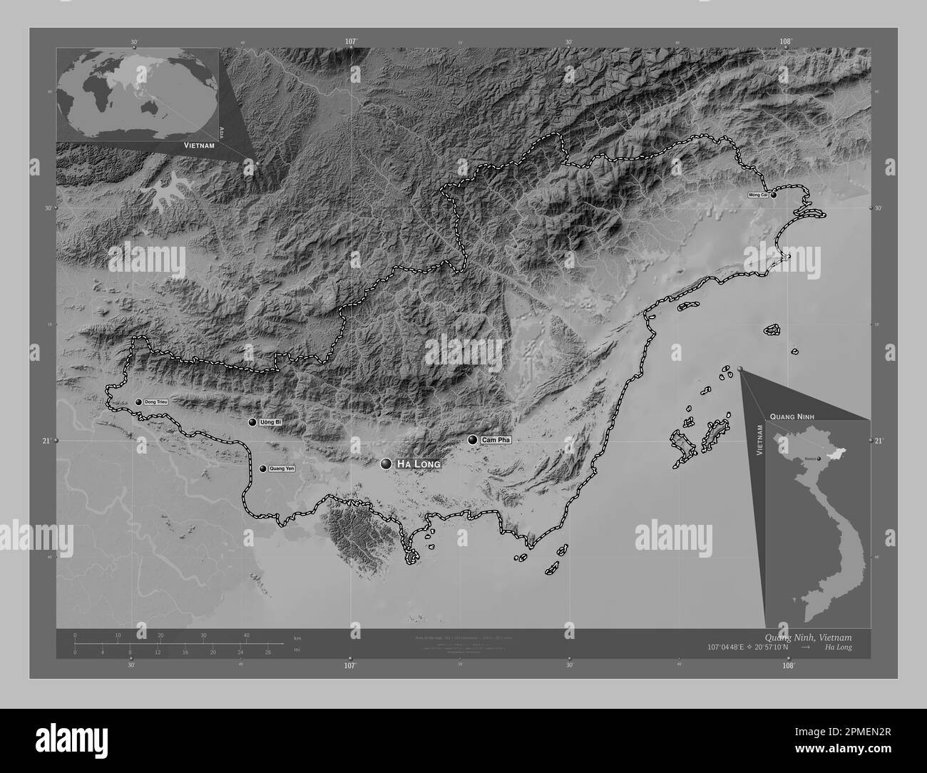 Quang Ninh, Provinz Vietnam. Grauskala-Höhenkarte mit Seen und Flüssen. Standorte und Namen der wichtigsten Städte der Region. Ecken-Zusatzgerät, niedrig Stockfoto