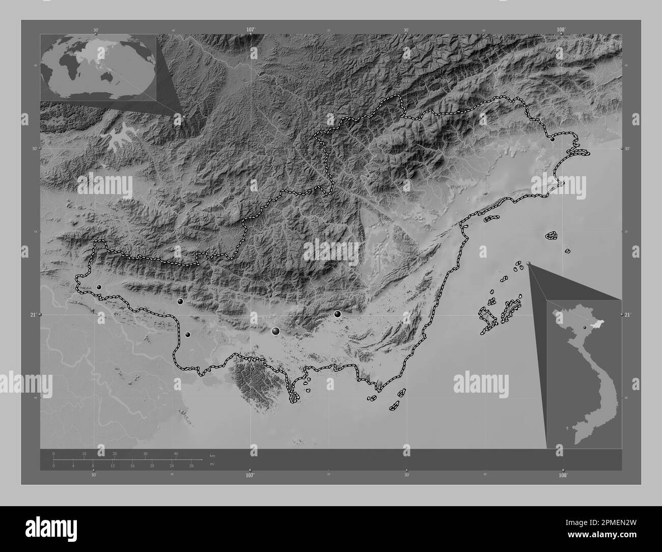 Quang Ninh, Provinz Vietnam. Grauskala-Höhenkarte mit Seen und Flüssen. Standorte der wichtigsten Städte der Region. Lageplan für Corner Auxiliary Stockfoto