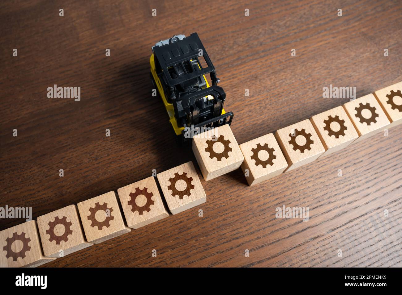 Der Arbeitsprozess. Erstellung eines Arbeitsablaufs. Verlegung einer Anlage oder Produktion. Ein- und Ausfuhr von Technologien und Ausrüstungen. Der Introdu Stockfoto