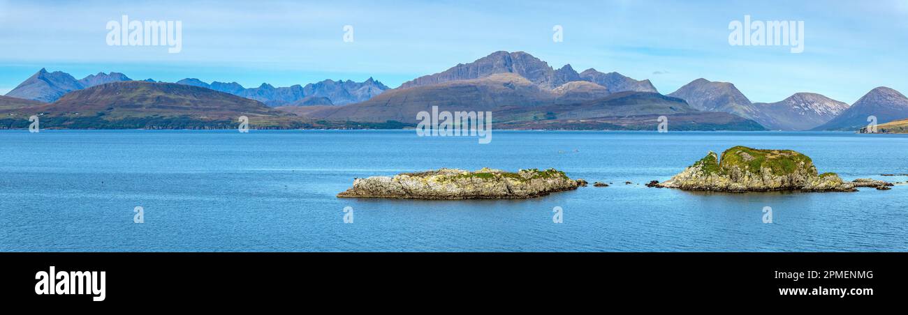 Panoramablick auf die Black and Red Cuillin Bergkette auf der Isle of Skye mit Loch Eishort und Inseln von Eilean Ruairidh im Vordergrund. Stockfoto