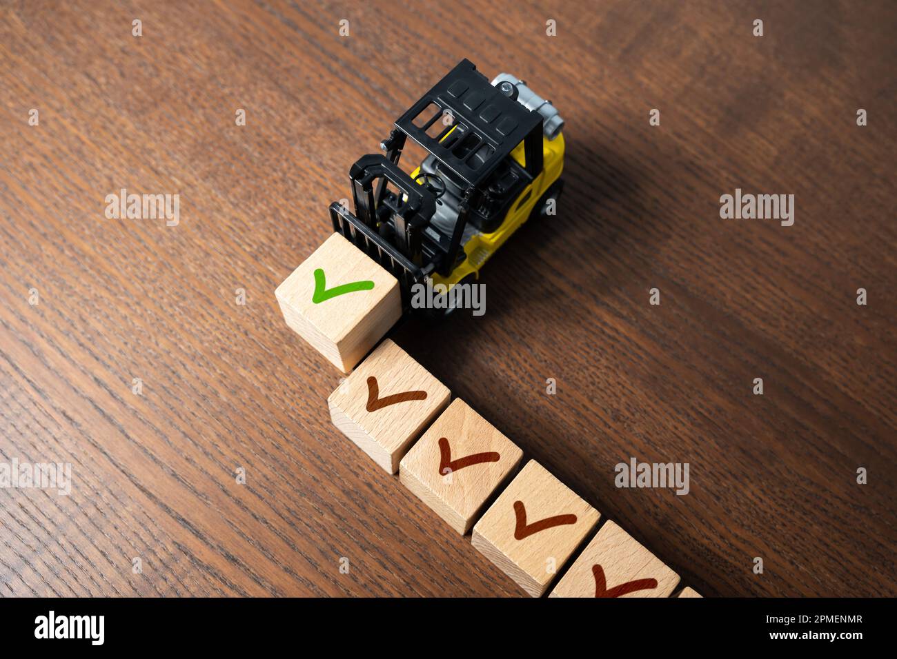 Der Gabelstapler führt die nächste Arbeitsstufe durch. Bestätigung des Liefervertrags. Alle Systeme sind bereit. Aufgaben abgeschlossen, Bedingungen erfüllt. Fakt Stockfoto