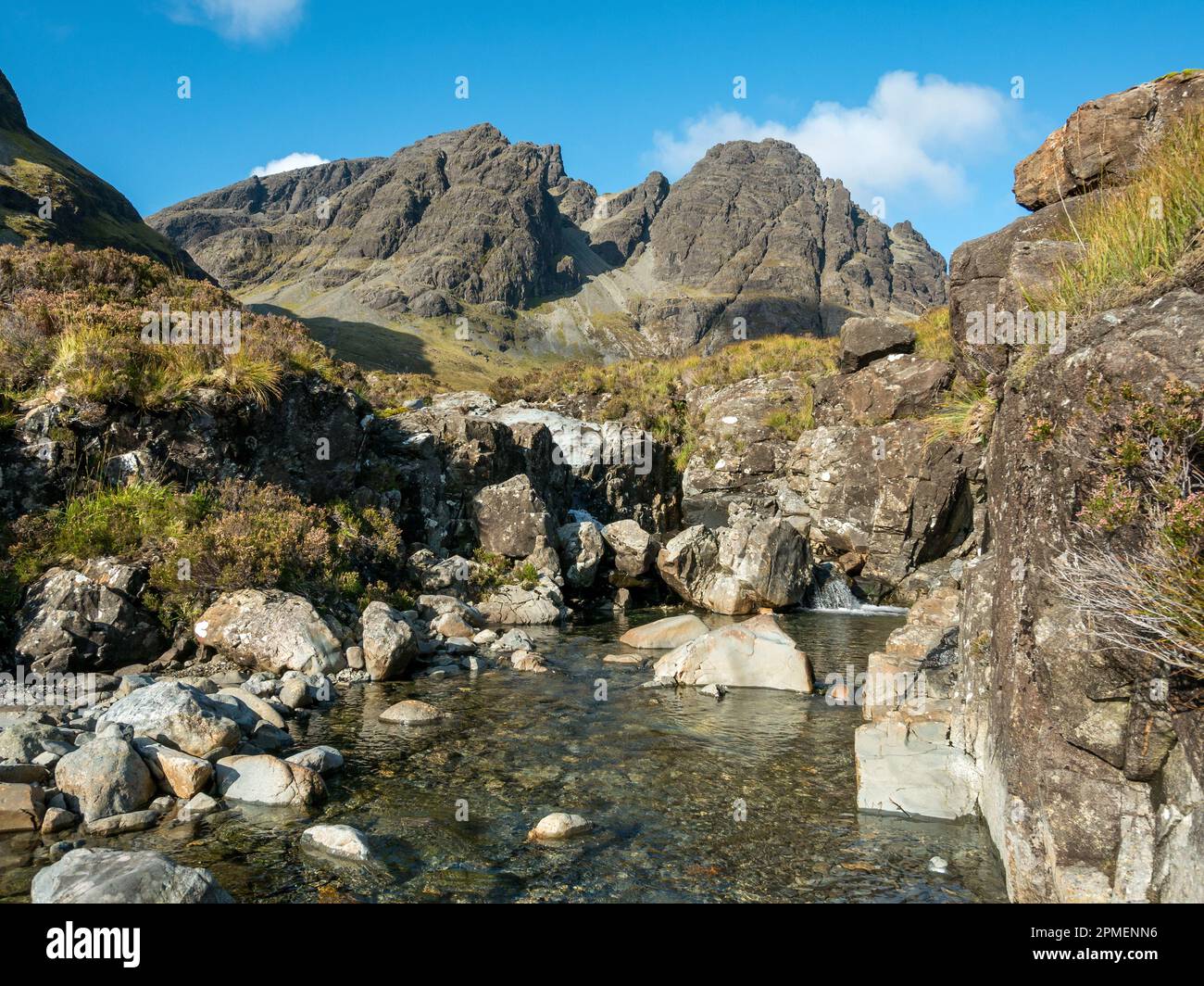 Mountain Stream Allt Na Dunaiche unter Blaven und Clach Glas in Black Cuillin Berge, Isle Of Skye, Schottland, Großbritannien Stockfoto