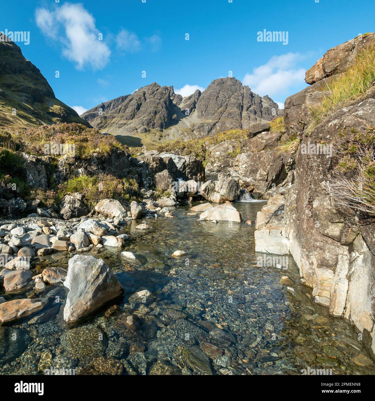 Mountain Stream Allt Na Dunaiche unter Blaven und Clach Glas in Black Cuillin Berge, Isle Of Skye, Schottland, Großbritannien Stockfoto