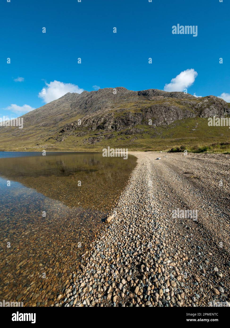 Der Kieselstrand von Loch na Creitheach mit dem Blaven Beyond, Camasunary, Isle of Skye, Schottland, Großbritannien Stockfoto