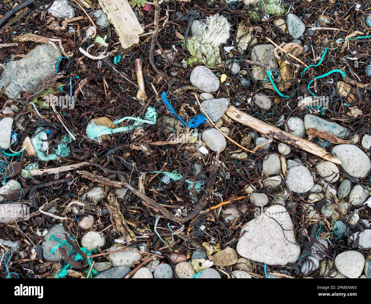 Kunststoffabfälle, die auf Torrin Beach, Isle of Skye, Schottland, Großbritannien, vergraben wurden Stockfoto