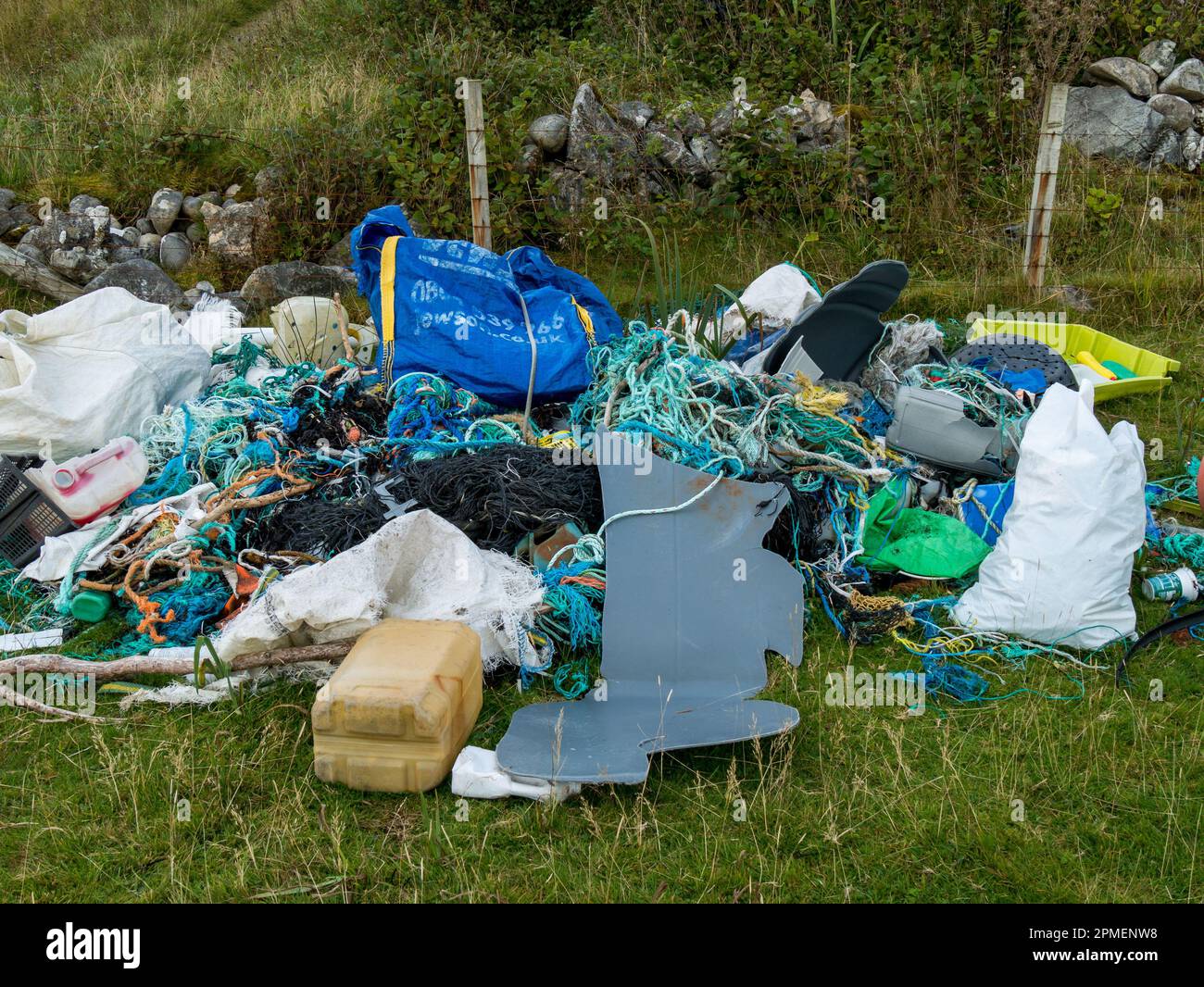 Plastikmüll, der zum großen Teil aus altem Fanggerät stammt, wurde auf einem Haufen am Torrin Beach, Isle of Skye, Schottland, Großbritannien, gesammelt Stockfoto