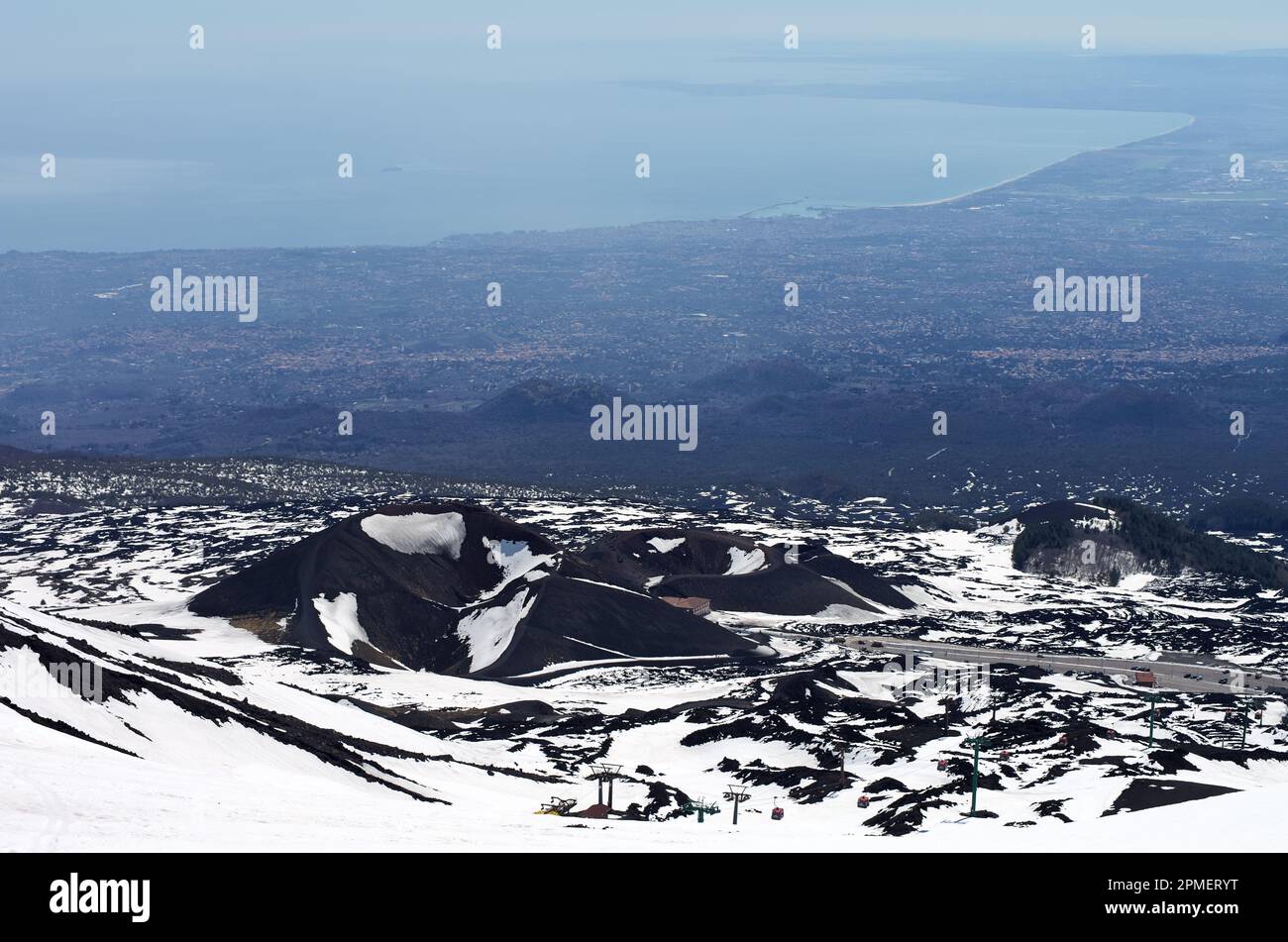 Luftlandschaft auf Vulkankratern und Ostküste Siziliens mit dem Golf von Catania vom Winter Ätna-Nationalpark, Italien Stockfoto
