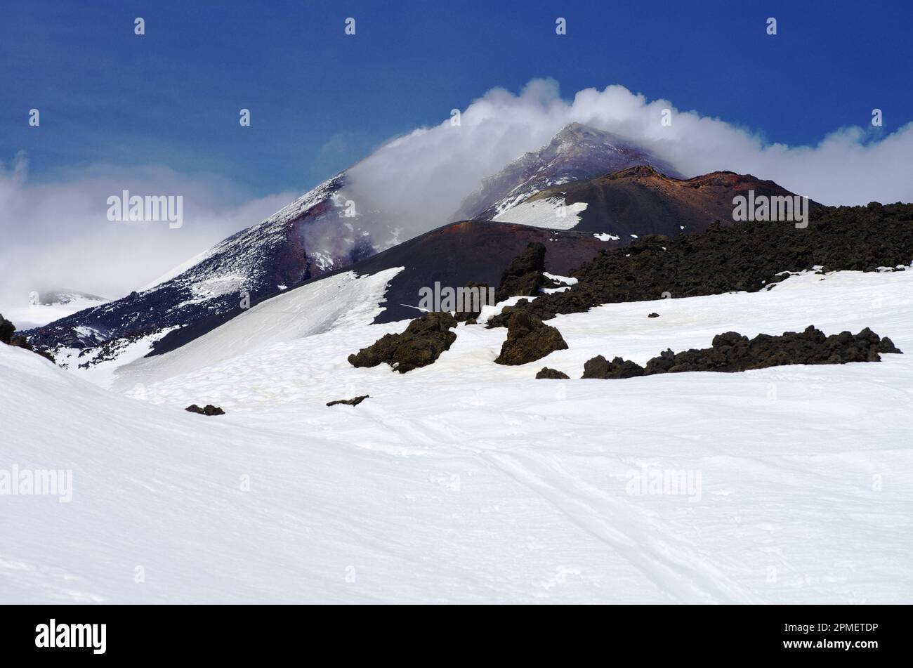 Der Ätna-Dampfausbruch aus dem südöstlichen Krater, der mit Schnee bedeckt ist, Sizilien, Italien Stockfoto