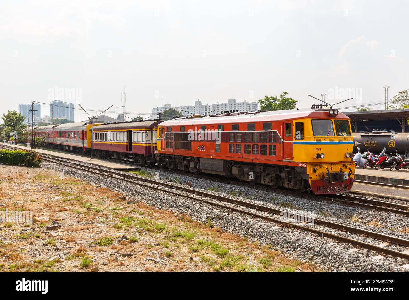 Bangkok, Thailand – 14. Februar 2023: Personenzug am Bahnhof Bang Sue in Bangkok, Thailand. Stockfoto