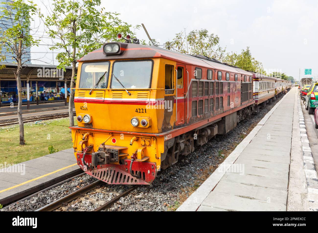 Bangkok, Thailand – 14. Februar 2023: Personenzug am Bahnhof Bang Sue in Bangkok, Thailand. Stockfoto