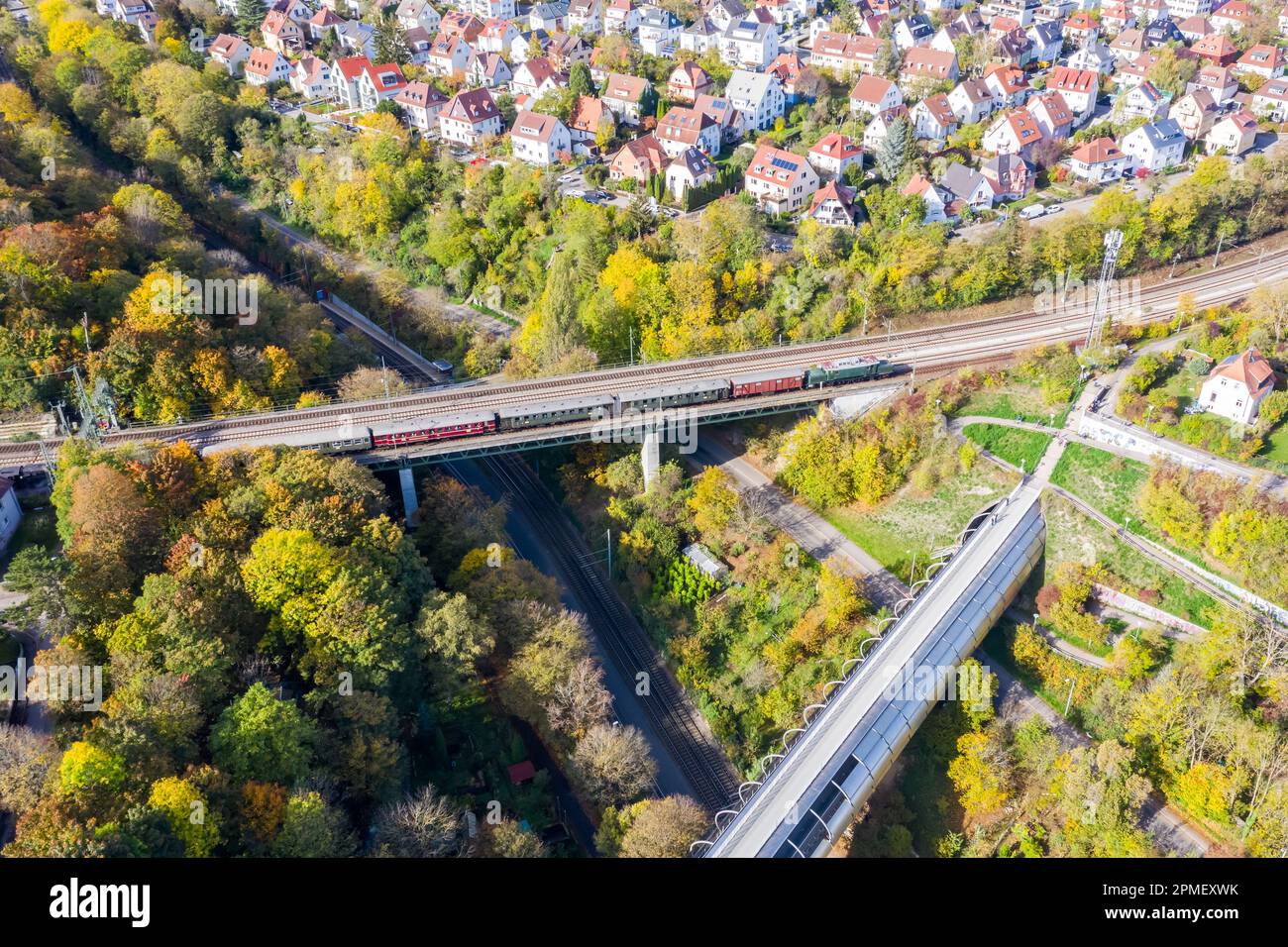 Stuttgart - 23. Oktober 2022: Historischer Zug mit Krokodillokomotive auf einem Viadukt Gäubahn aus der Vogelperspektive in Stuttgart. Stockfoto