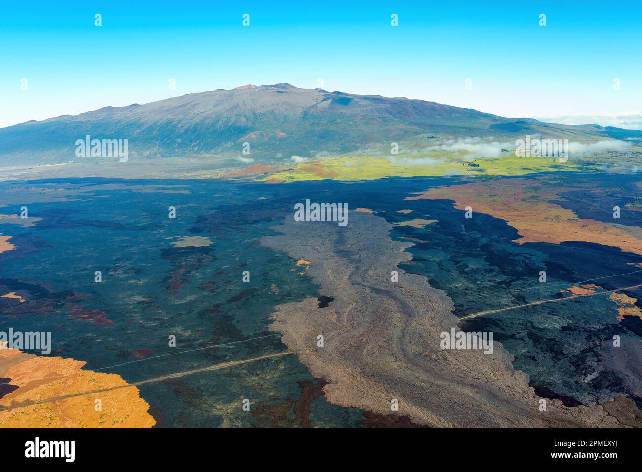 Zerklüftete und unerbittliche Landschaft und transformative Auswirkungen vulkanischer Aktivität aus einem Hubschrauber auf Big Island, Hawaii. Stockfoto