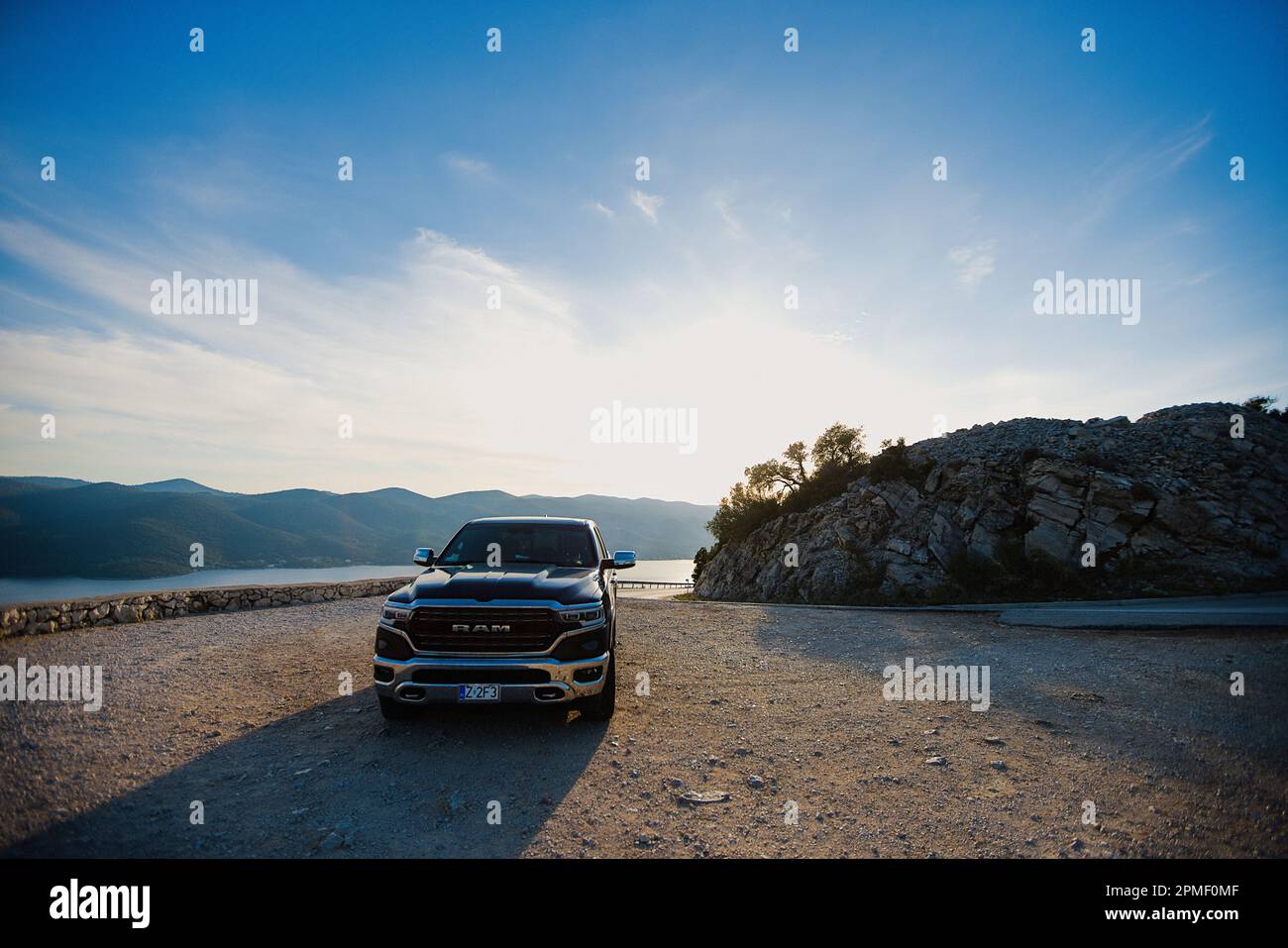 Dodge RAM Pickup auf einem Hügel auf der Peljesac Halbinsel. Stockfoto