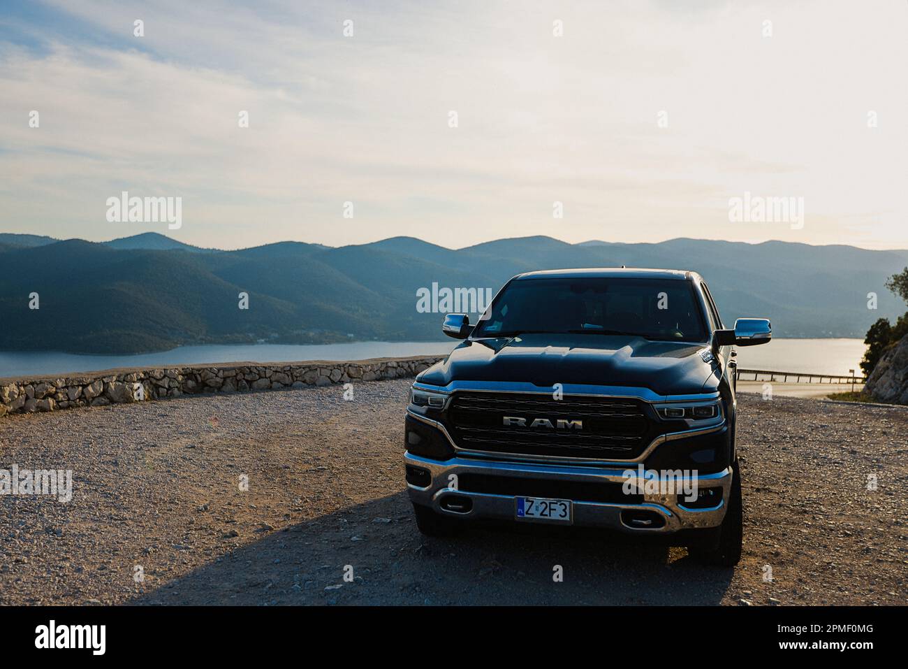 Dodge RAM Pickup auf einem Hügel auf der Peljesac Halbinsel. Stockfoto