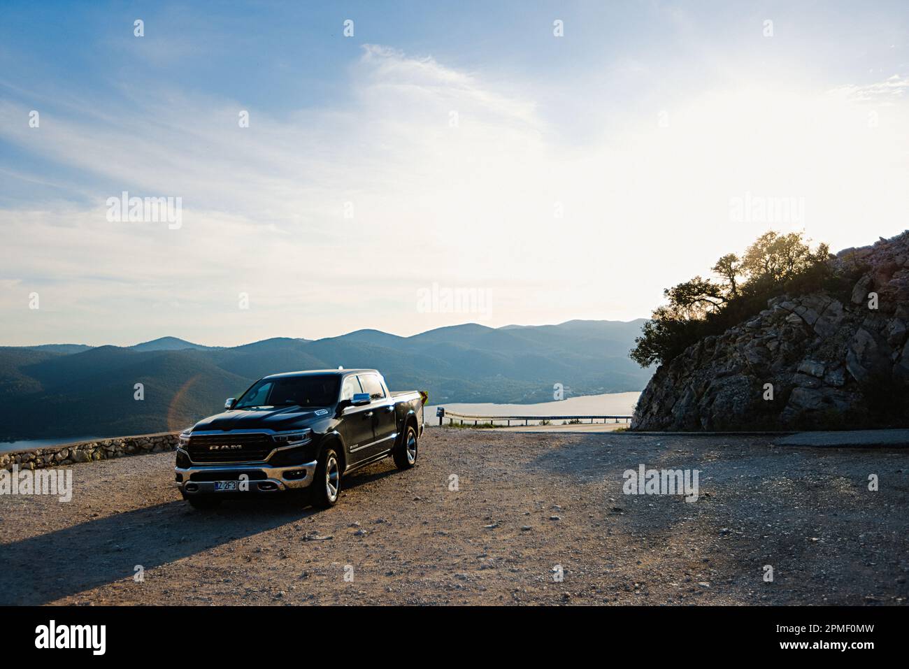 Dodge RAM Pickup auf einem Hügel auf der Peljesac Halbinsel. Stockfoto