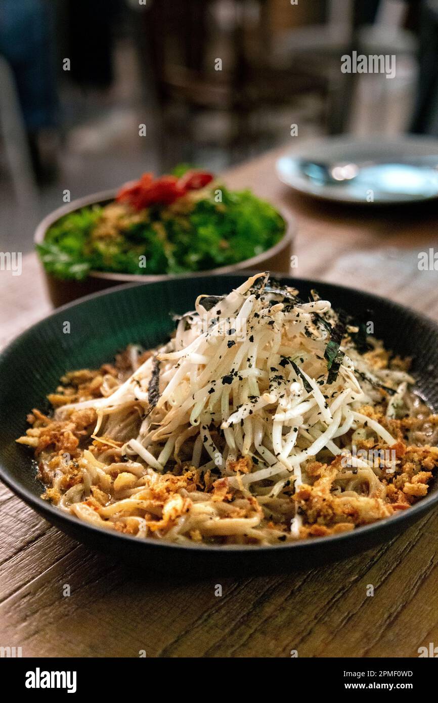 Gerösteter Knoblauch, brodellose Mazemen-Ramen, garniert mit ...