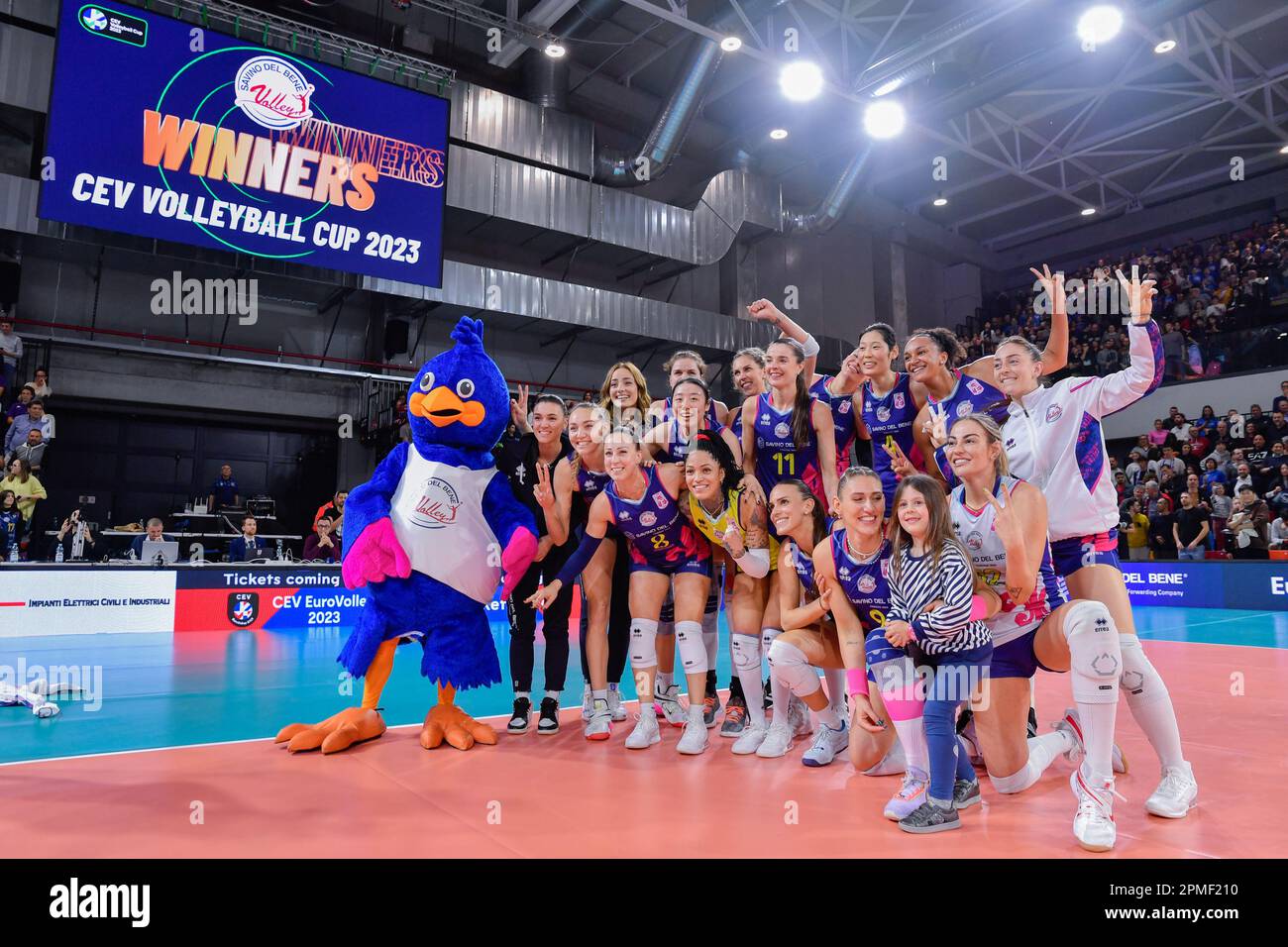 PalaWanny, Florenz, Italien, 12. April 2023, Die Spieler von Savino Del Bene Scandicci feiern den Sieg des CEV-Pokals im Finale: Savino Del Bene Scandi Stockfoto
