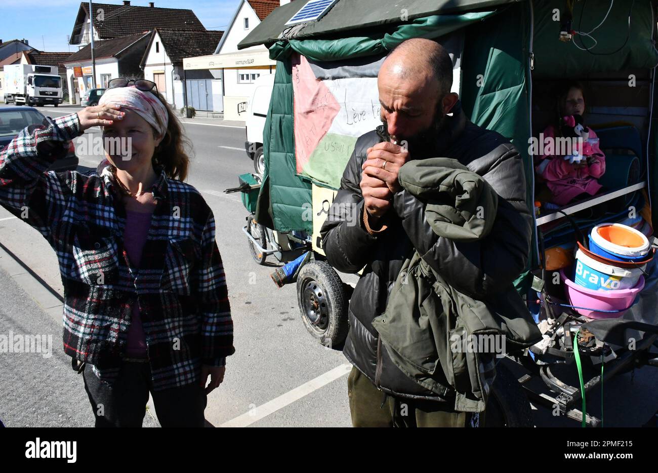 Das ist die Nejmedin-Familie mit sechs Personen. Pater Yousef und Mutter Matilda, mit vier Kindern und zwei Hunden, reisen seit zwei Jahren in einer Eselskutsche von Frankreich nach Palästina. Heute haben wir sie in Pleternica gefunden. Yousef ist Palästinenser und seine Frau ist Französin. Nach 12 Jahren in Frankreich entschied sich Jusuf für das Abenteuer seines Lebens – seine Familie mit seinem 22-jährigen Esel Nina und einer Kutsche zu Fuß zu seinem Geburtsort zu bringen. Bis jetzt haben sie 4.000 Kilometer zurückgelegt und sind genau auf halbem Weg. Sie sagen voraus, dass sie in zwei Jahren nach Palästina kommen werden. Wir haben geredet Stockfoto