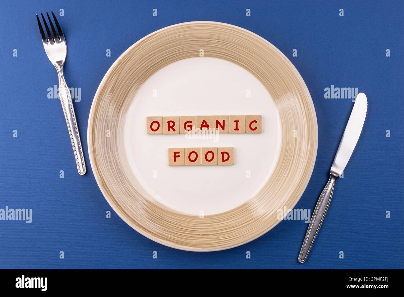 Besteck und einen Teller mit der Aufschrift Organic Food Stockfoto