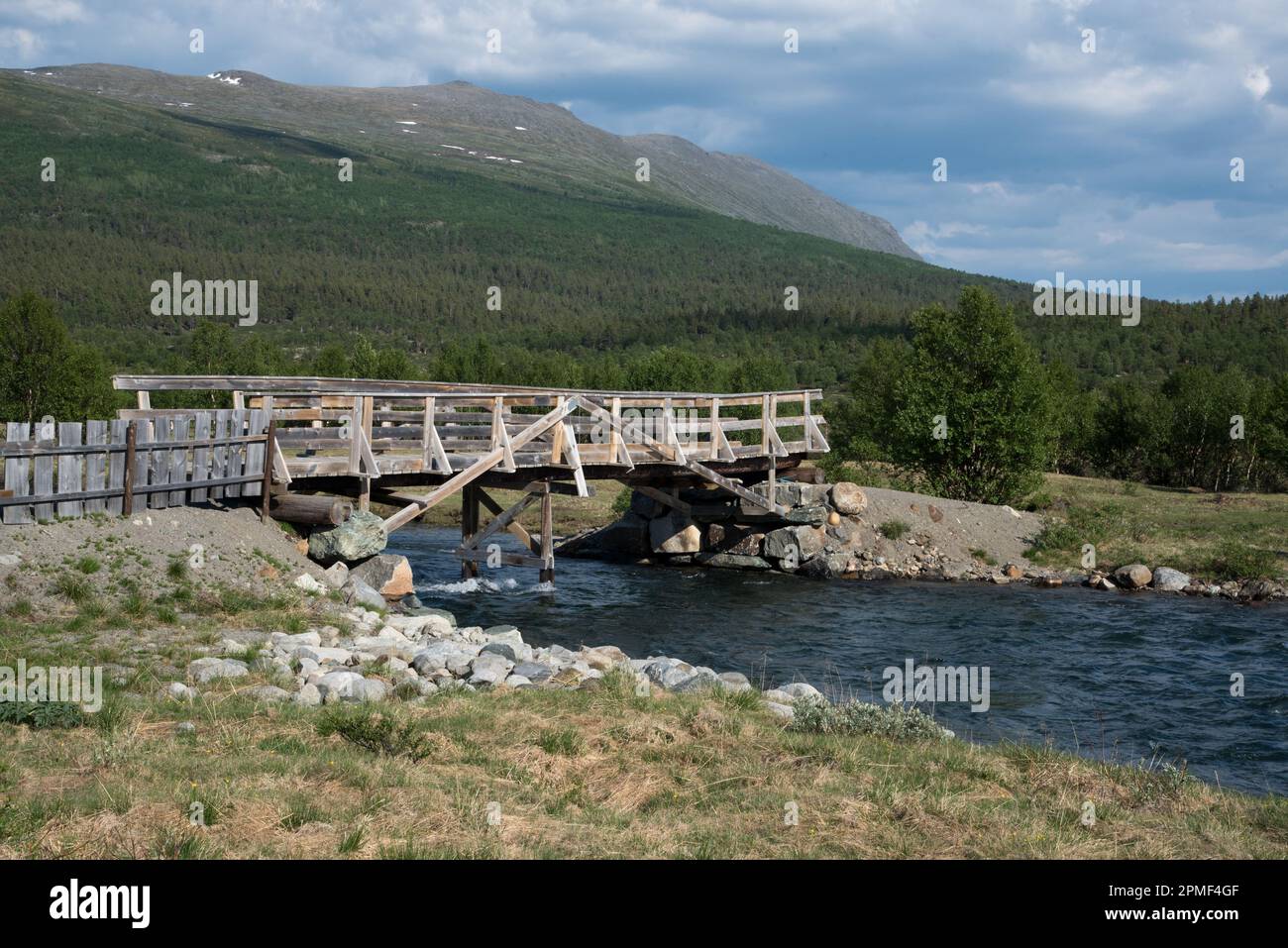Hulderstigen ist ein leichter Pfad über den Fluss Sjoa in Richtung Stuttgonglia Naturschutzgebiet in der Gemeinde Vågå in der Provinz Innlandet in Norwegen. Stockfoto