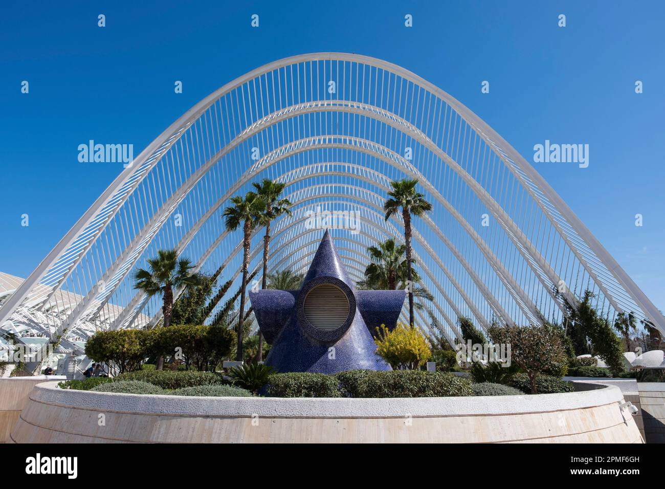 Spanien, Valencia, Stadt der Künste und Wissenschaften (Ciudad de las Artes y las Ciencias), Kulturkomplex, entworfen vom Architekten Santiago Calatrava, Umbracle (öffentlicher Garten) Stockfoto