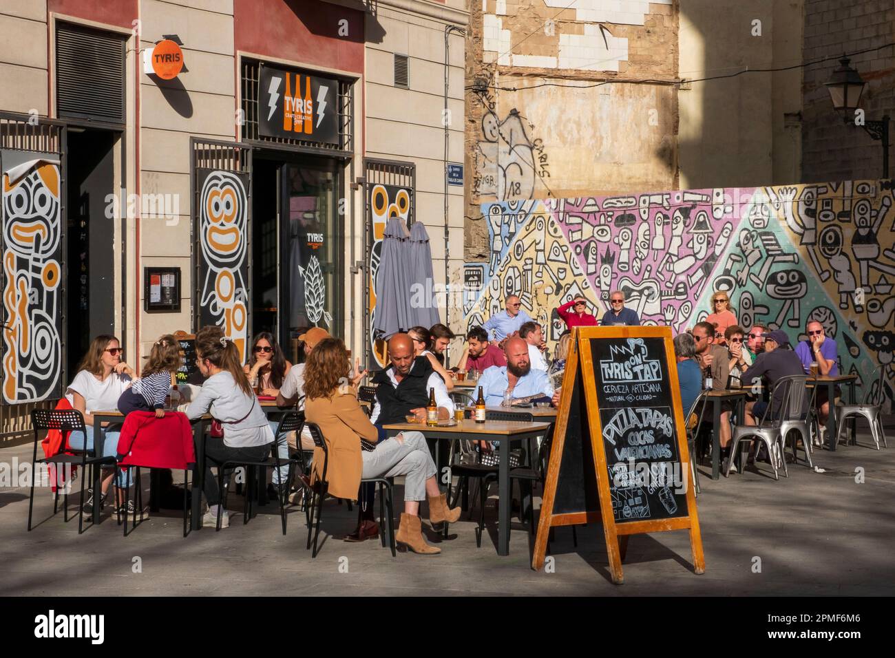 Spanien, Valencia, Barrio del Carmen, Straßenkunst, Cafeterrasse Tyris Stockfoto
