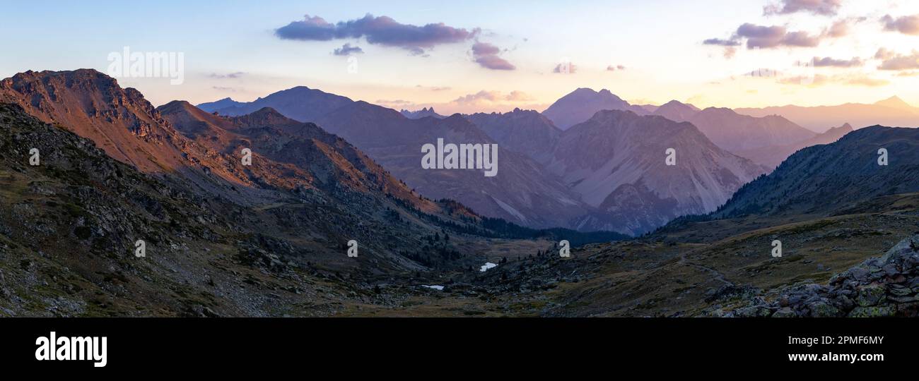 Frankreich, Hautes-Alpes, Col du Granon (2404 m), gesehen auf den Cerces und dem Clarée-Tal Stockfoto