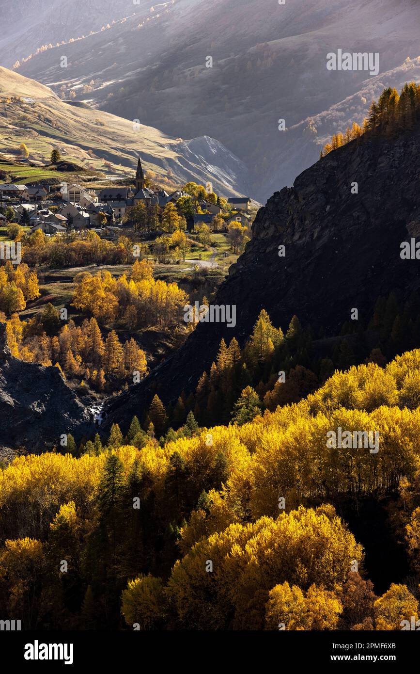 Frankreich, Hautes Alpes, das Dorf Villar d'Arene und die Farben des Herbstes Stockfoto