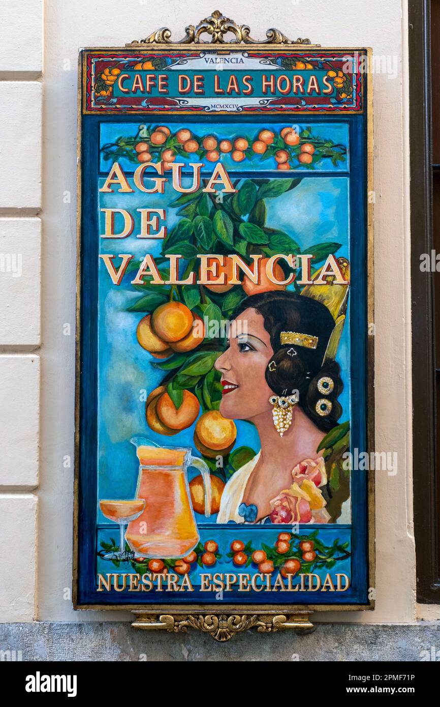 Spanien, Valencia, Altstadt, Café de Las Horas, wo der Agua de Valencia Cocktail mit Cava (oder Champagner), Orangensaft, Wodka und Gin serviert wird. Stockfoto