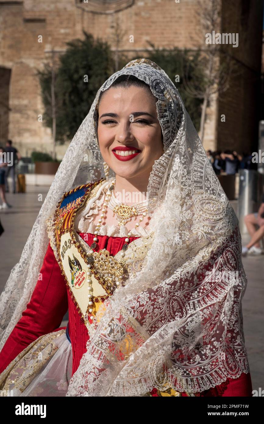 Spanien, Valencia, Fallera, junge Frau in traditionellem Kostüm, die um den Titel der Fallera Mayor, Königin der fallas von Valencia, konkurriert Stockfoto