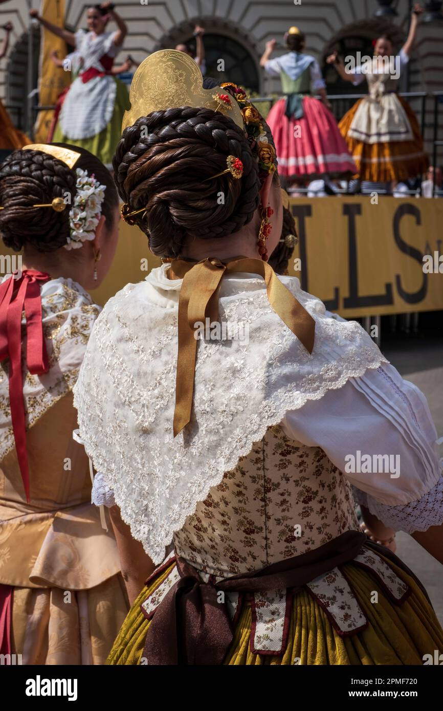Spanien, Valencia, Fallarien, Tänzer in traditionellen Kostümen, die Königinnen der Fallas von Valencia sind Stockfoto