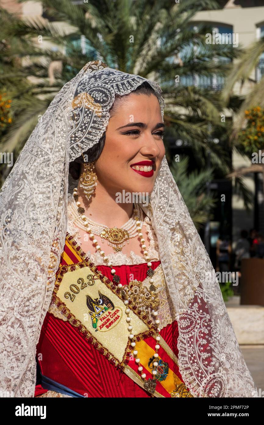 Spanien, Valencia, Fallera, junge Frau in traditionellem Kostüm, die um den Titel der Fallera Mayor, Königin der fallas von Valencia, konkurriert Stockfoto