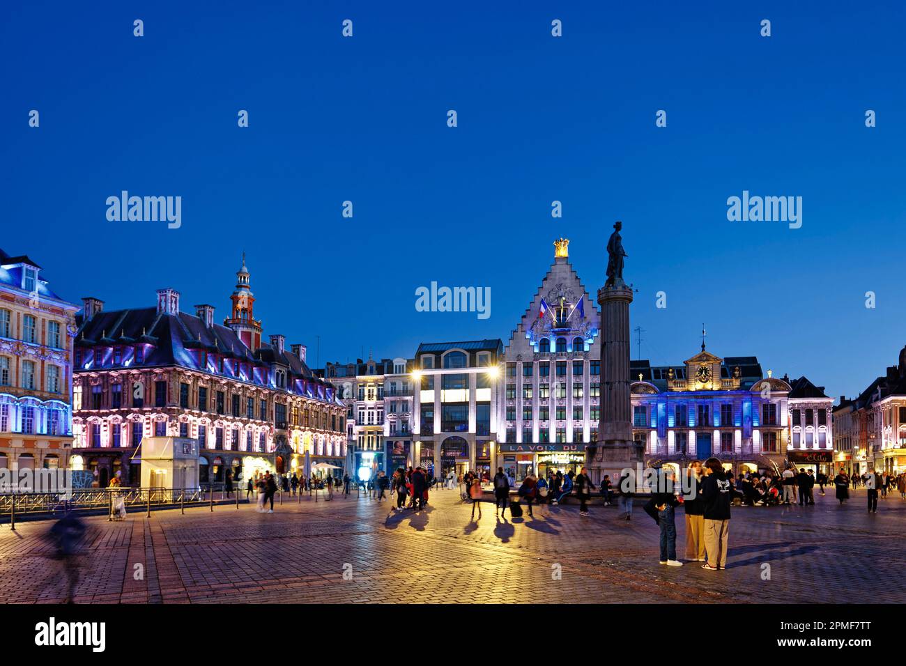 Frankreich, Nord, Lille, Unterhaltung rund um den Place du General de Gaulle oder Grand'Place, die Säule der Göttin, die alte Lille Börse, die Fassade des Voix du Nord Gebäudes und das North Theater Stockfoto