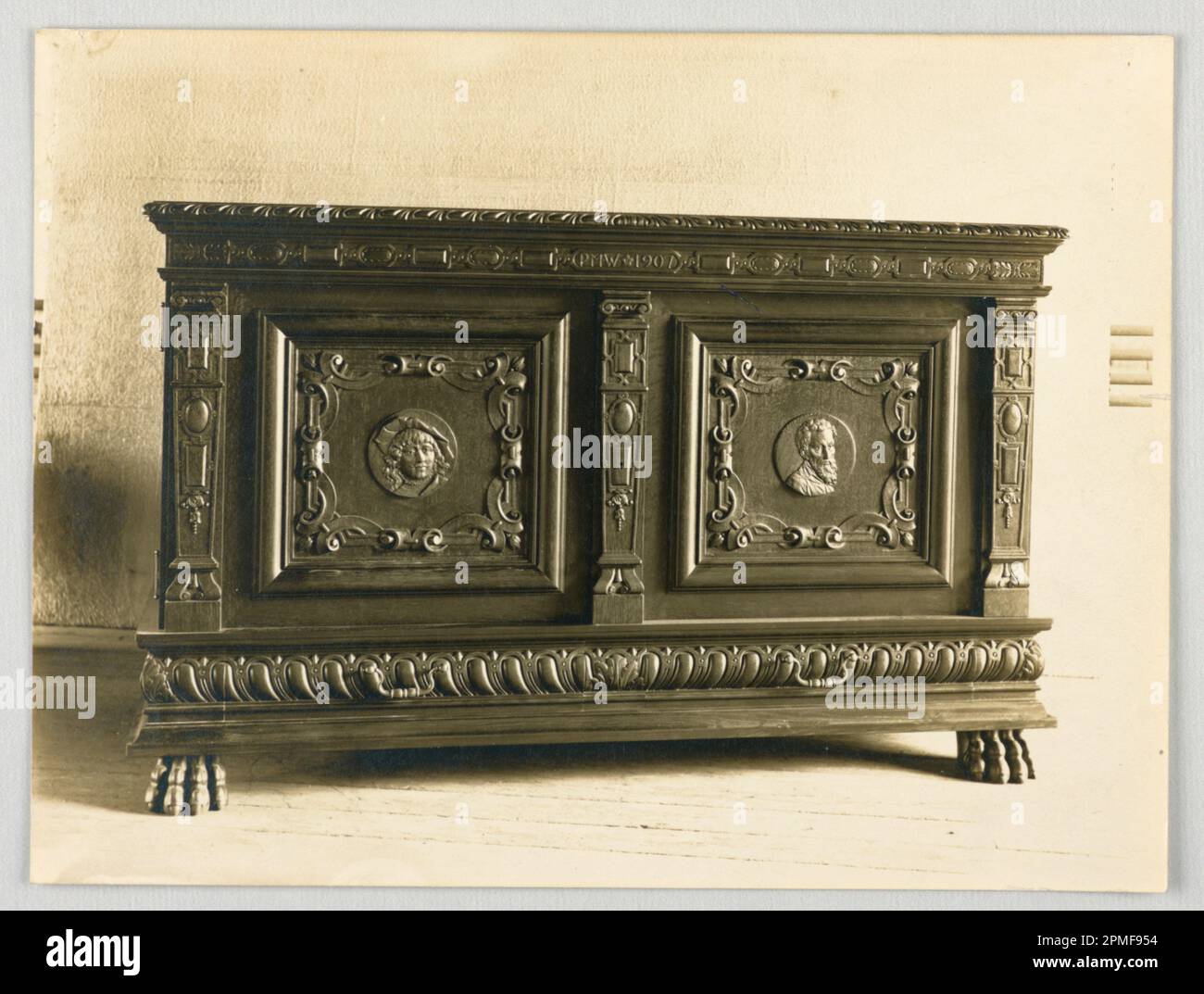 Foto: Cassone im Renaissance-Stil; entworfen von A.N. Davenport Co.; Foto; 15,9 x 21,0 cm (6 1/4 x 8 1/4 Zoll) Stockfoto