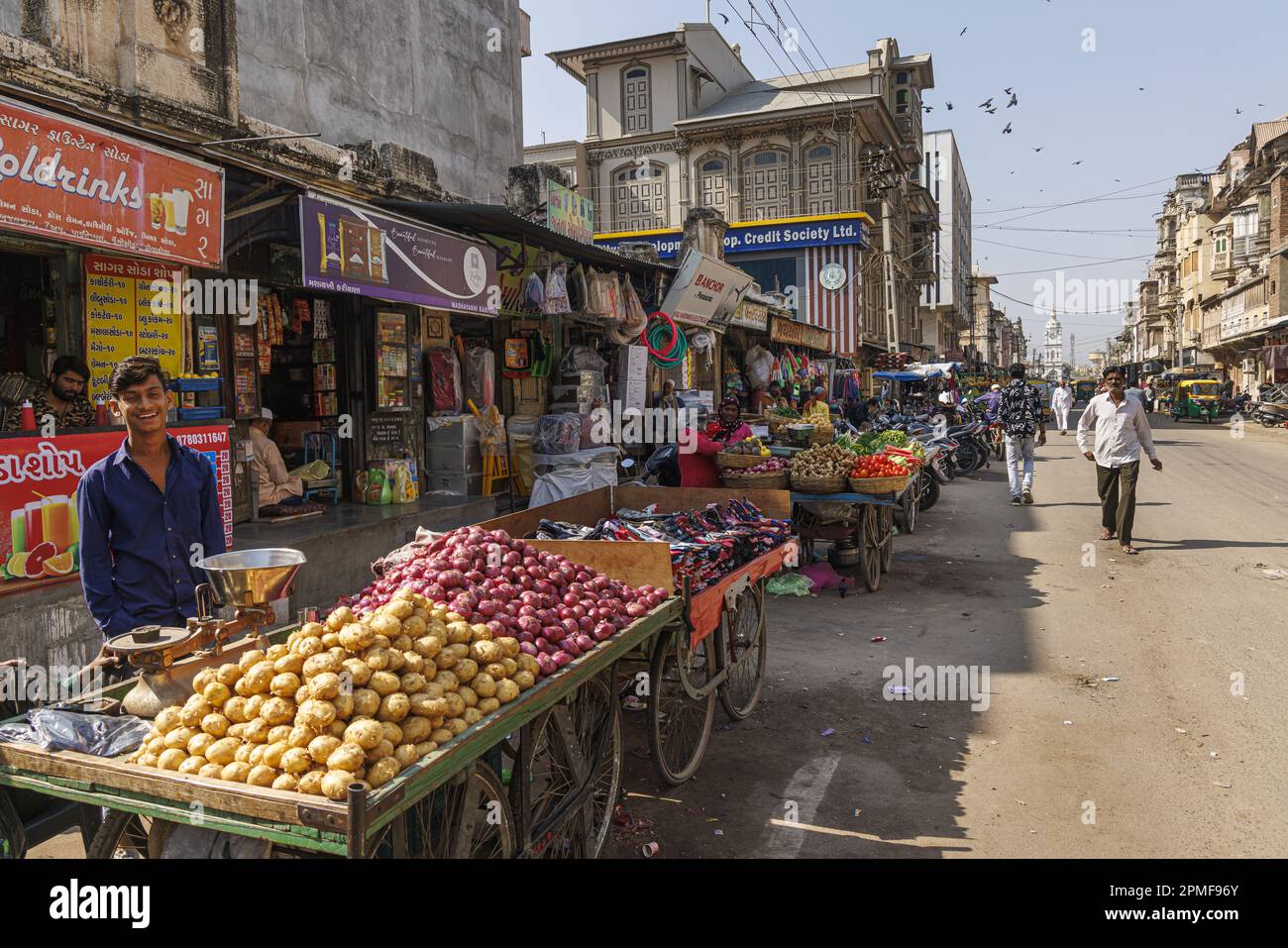 Indien, Gujarat, Sidhpur, belebte Straße Stockfoto