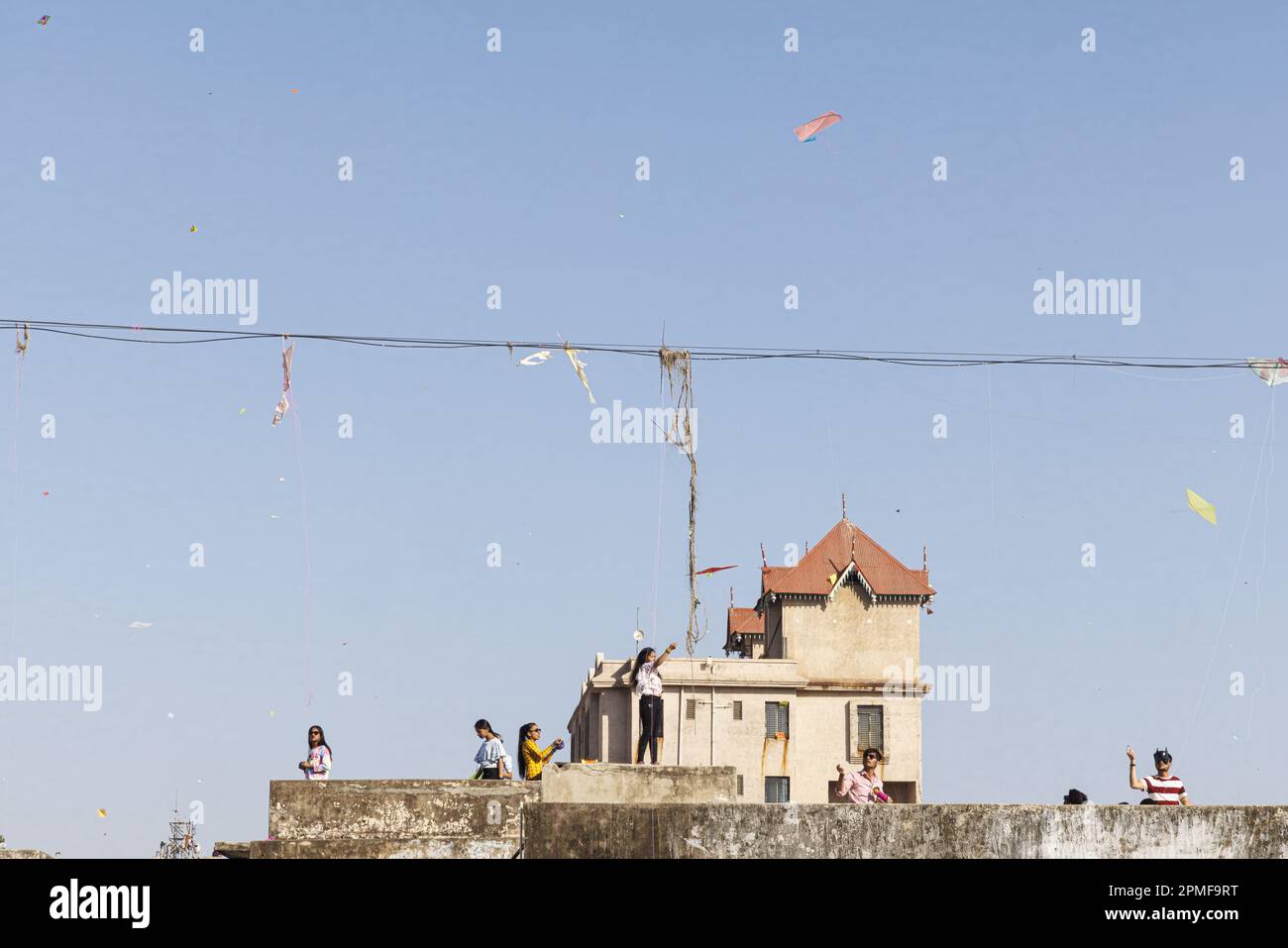 Indien, Gujarat, Ahmedabad, Uttarayan, Drachen-Festival, Menschen, die Drachen auf den Terrassen des Hauses steigen lassen Stockfoto