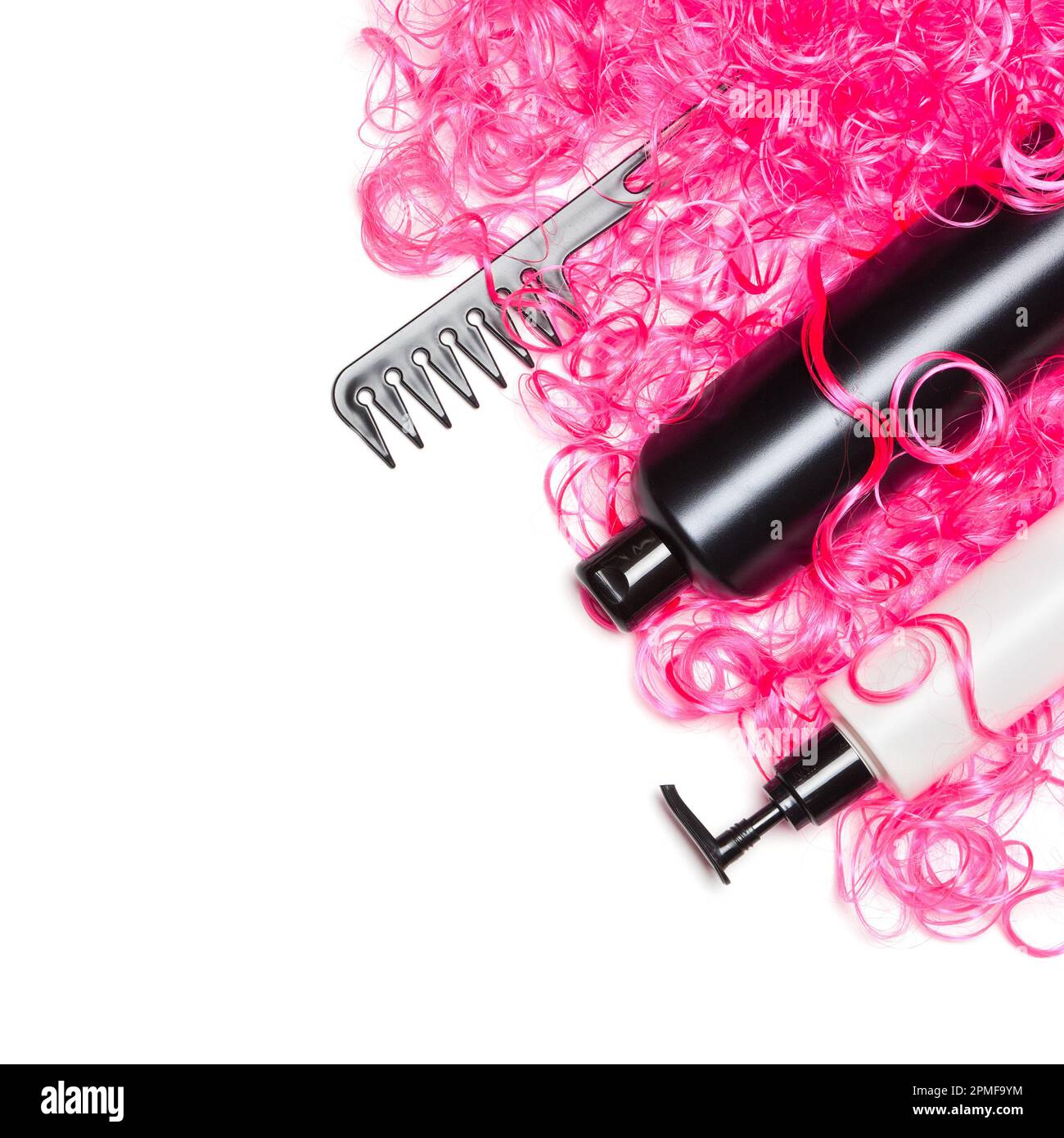 Einfache Locken-Frisur. Schöne, trendige Locken. Kosmetikprodukte mit breitem Kammaufsatz und pinkfarbenem Puppenhaar auf weißem Hintergrund, freier Platz für Text Stockfoto