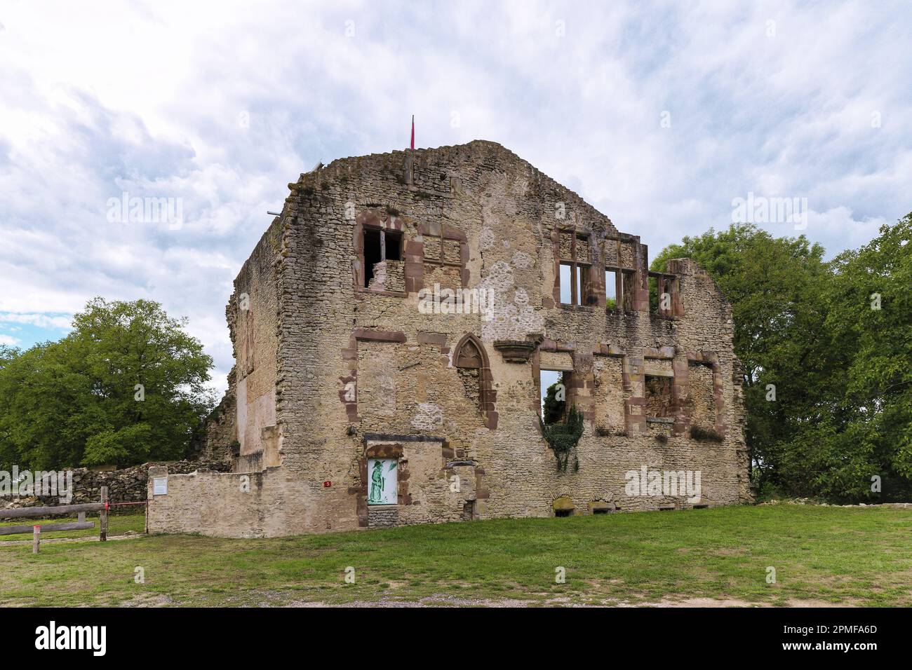 Frankreich, Meurthe et Moselle, Moyen, die Ruine der Burg Qui Qu'en Grogne, eine befestigte Burg, erbaut im 15. Jahrhundert, Conrad Bayer de Boppard, Bischof von Metz, errichtete die Festung von Moyen, um seine Besitztümer zu verteidigen Stockfoto