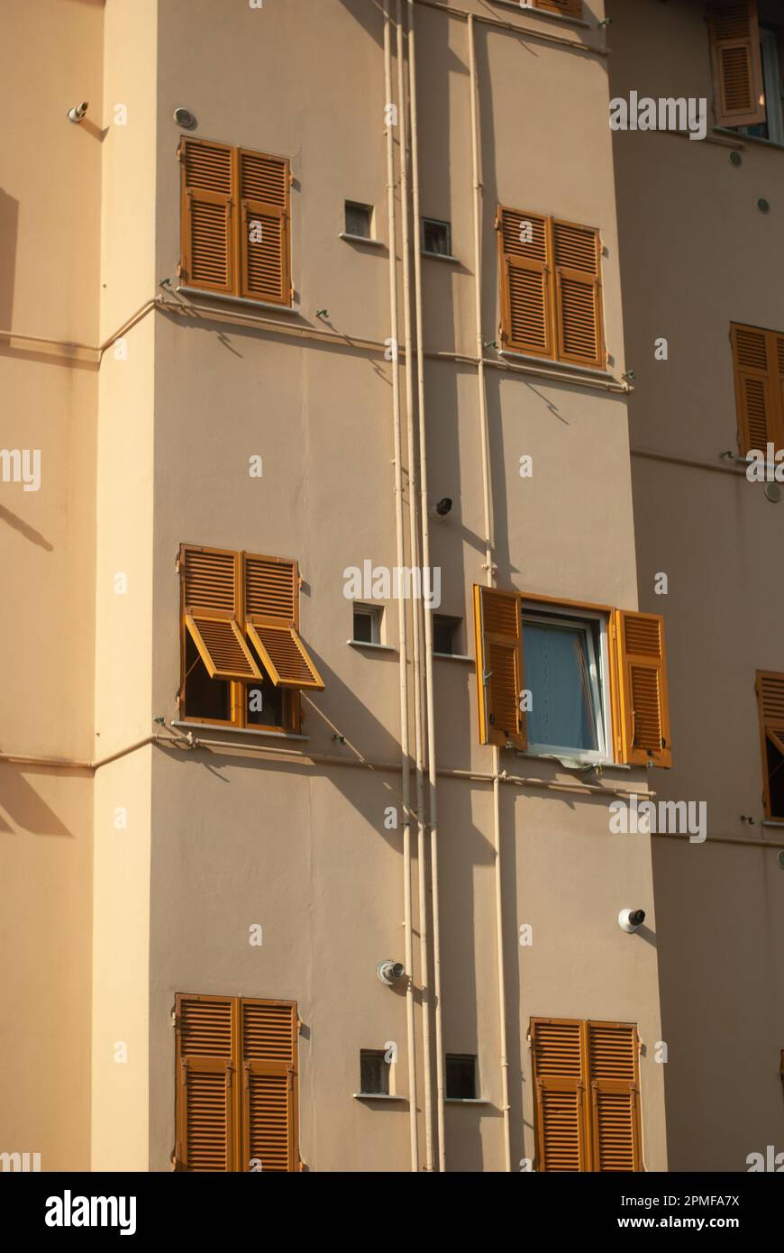 Blick auf die nicht geschlossenen Fenster des Gebäudes Stockfoto