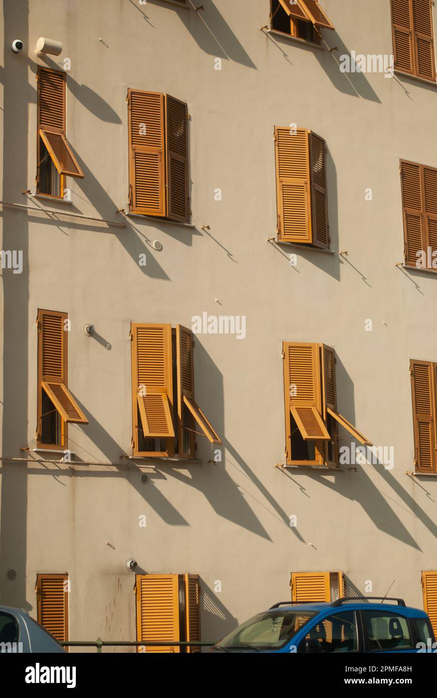 Nicht geschlossene Fenster auf dem Gebäude bei Sonnenlicht Stockfoto